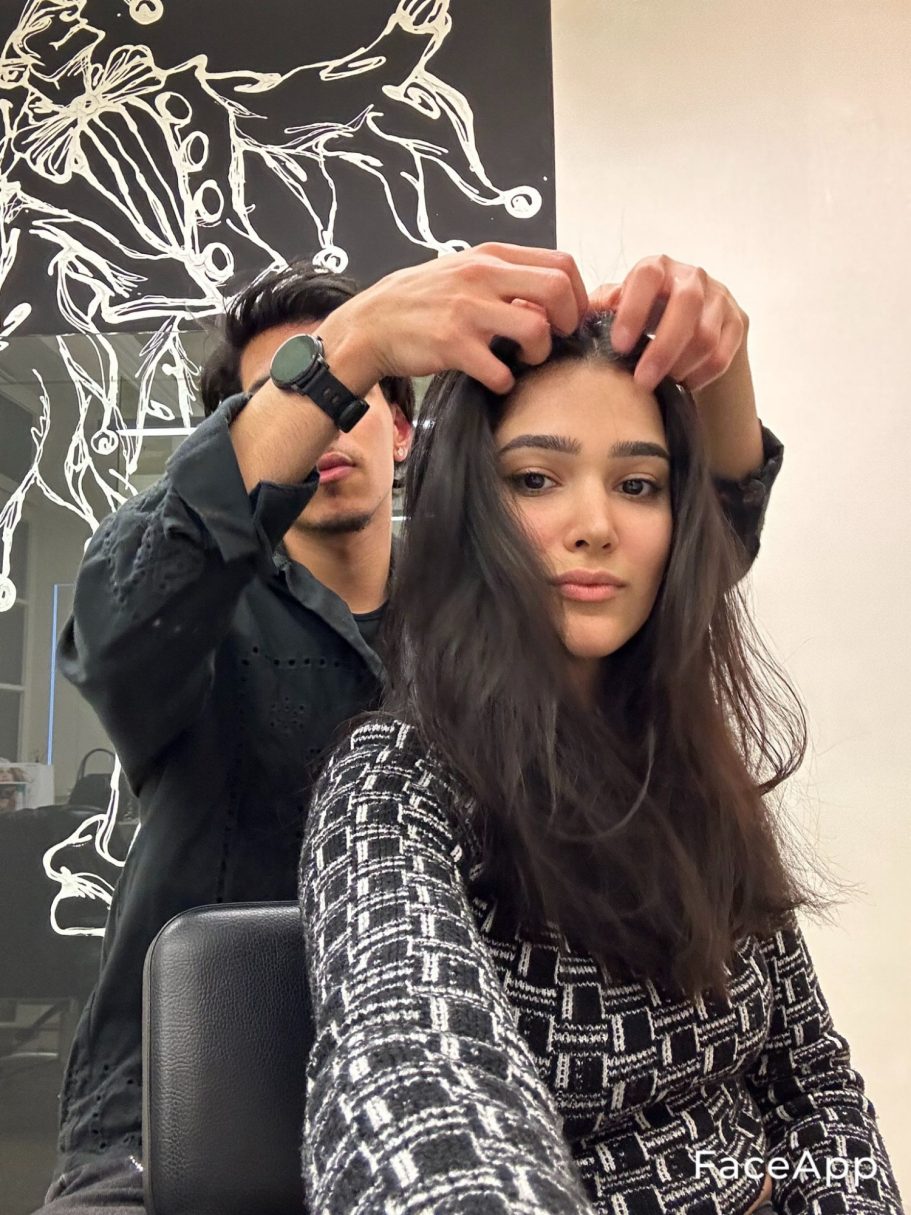 Friseur arbeitet an Kundin